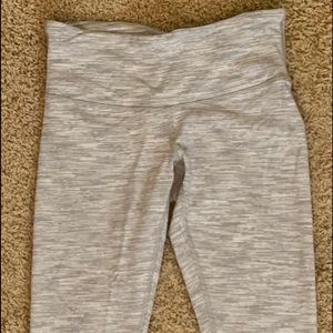 LULULEMON CROPPED 18” WUNDER UNDER LEGGINGS.